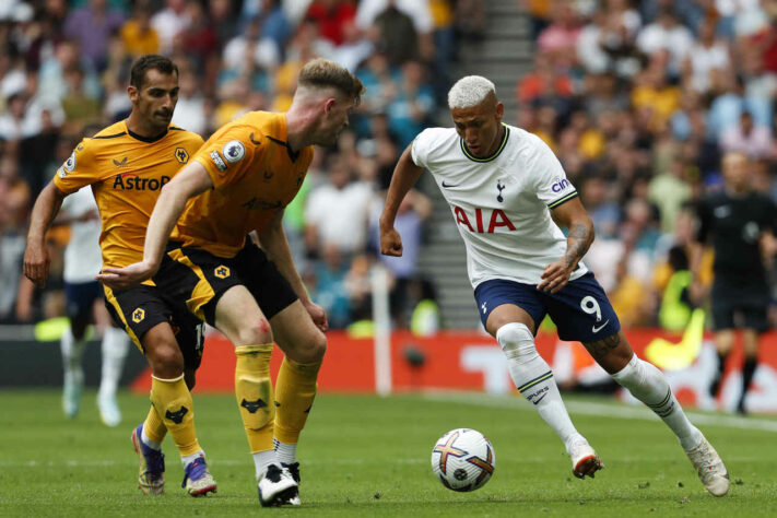 Richarlison: Assim como Daniel Alves, caso que inspira cuidado. Diferentemente do ala, atacante é reserva no Tottenham e ainda não balançou as redes pelos Spurs. Começou no banco contra o Wolverhampton e teve poucas chances nos 14 minutos que ficou em campo.