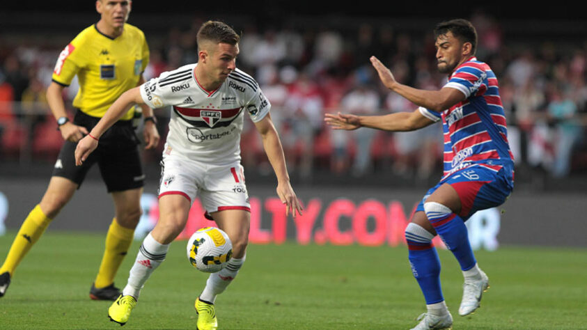 Em jogo válido pela 24ª rodada do Brasileirão 2022, o São Paulo perdeu para o Fortaleza no estádio do Morumbi, pelo placar de 1 a 0. O ataque são paulino não conseguiu passar por Fernando Miguel e saiu derrotado dentro de casa. Confira as notas do São Paulo no LANCE! (por Redação São Paulo) 