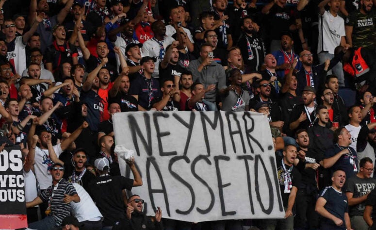 A vontade de Neymar em retornar ao Barcelona queimou sua imagem com a torcida do PSG. Os "Ultras" protestaram contra o brasileiro em diversos jogos, com direito a faixas ofensivas. 