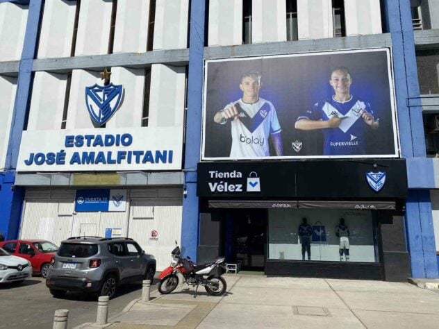 A loja oficial do Vélez é próxima à entrada do clube e das arquibancadas do estádio.