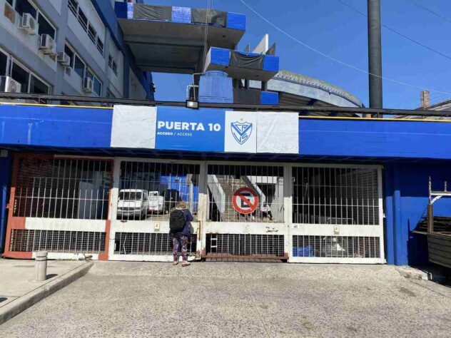 Um dos acessos ao estádio José Almafitani.