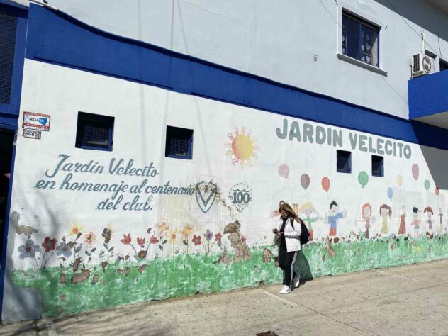 O muro do jardim de infância localizada na sede do centenário Vélez Sarsfield.