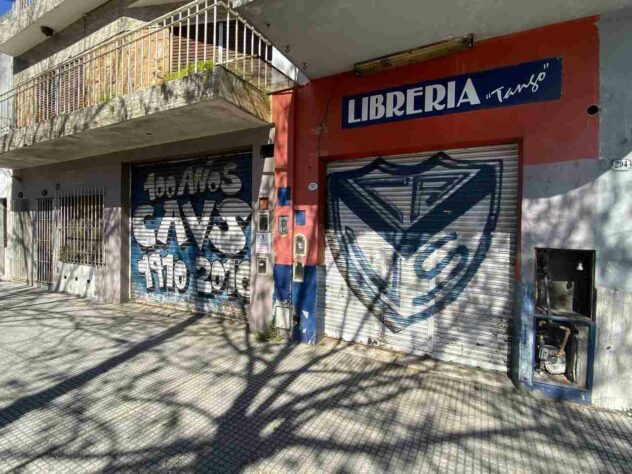 Grafites em referência ao clube no entorno do José Almafitani.