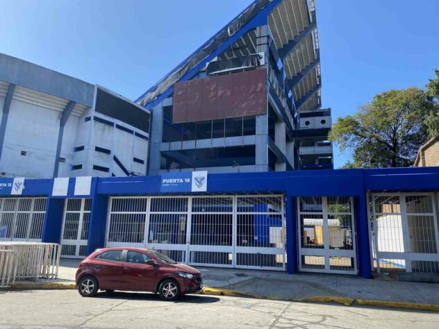 De fora do estádio, é possível observar parte da estrutura da arquibancada.