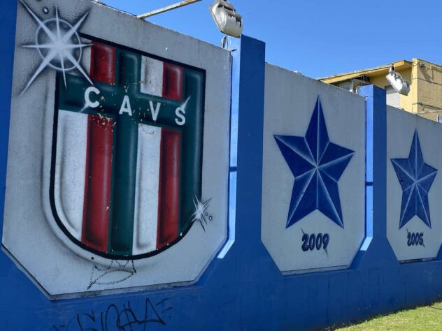 O antigo escudo do Vélez Sarsfield pintado nos arredores da casa do Fortín, como é conhecido o clube argentino de Buenos Aires.