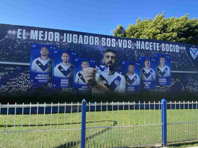 Lucas Pratto, conhecido atacante argentino, é um dos principais destaques da campanha de sócios do Vélez no entorno do estádio.