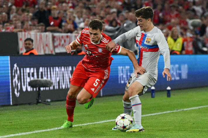 ESQUENTOU - O lateral-direito Benjamin Pavard está insatisfeito com o seu papel no Bayern de Munique e cogita deixar o clube, segundo o "Sport 1". Desde a chegada de Mazraoui, o atleta não consegue se firmar como titular na equipe de Julian Nagelsmann.