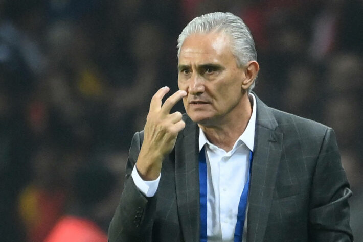 ESFRIOU - A diretoria do Corinthians conversou com algumas pessoas próximas ao técnico Tite, da Seleção Brasileira, sobre os planos do treinador após a Copa do Mundo. O intuito da sondagem era colocar de vez o profissional no radar em caso de saída de Vítor Pereira, mas as respostas recebidas pela cúpula do Timão foram desanimadoras. Isso porque Tite não pretende trabalhar no Brasil no próximo ano.