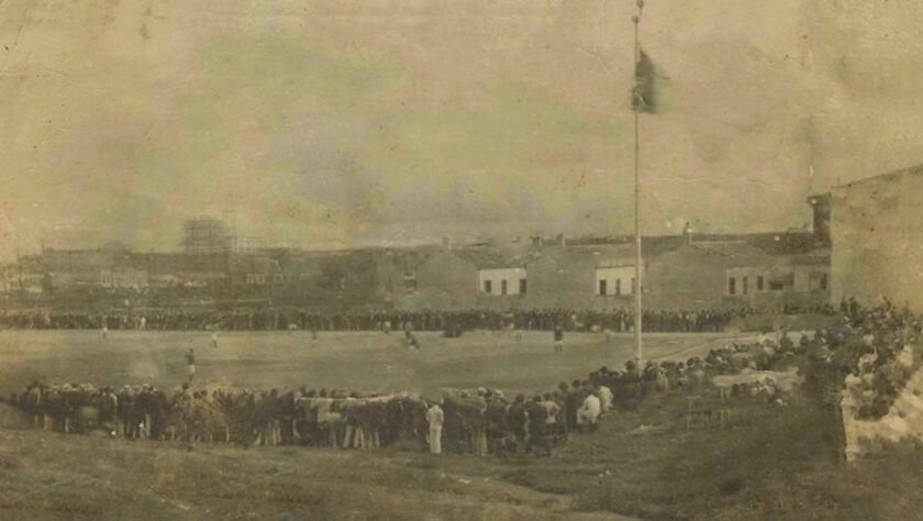 PRIMEIRA VITÓRIA - 13 dias após a sua fundação,o Corinthians voltou a entrar em campo e conquistou sua primeira vitória, por 2 a 0, sobre o Estrela Polar. A partida também marcou os primeiros gols anotados pelo Timão em sua história. No jogo realizado no Campo do Lenheiro, na antiga Rua dos Imigrantes no Bom Retiro, o centroavante italiano Luiz Fabbi abriu o placar, e o meia Jorge Campbell sacramentou o triunfo.