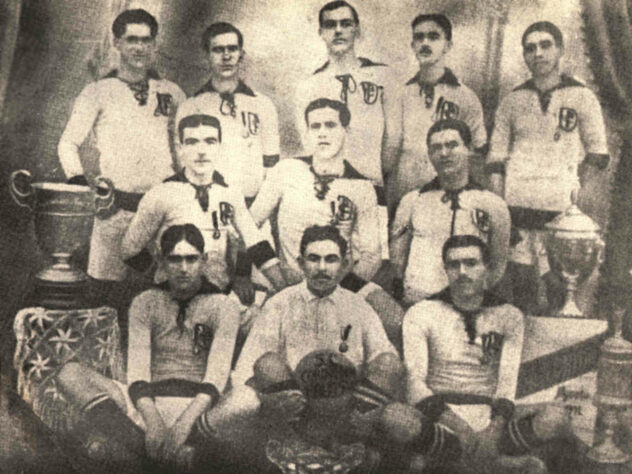 PRIMEIRO TÍTULO - Com 10 vitórias em 10 jogos disputados, o Corinthians marcou 37 gols e venceu o Campeonato Paulista de 1914 com uma rodada de antecedência, goleando o Campos Elíseos por 4 a 0, no Parque Antarctica.