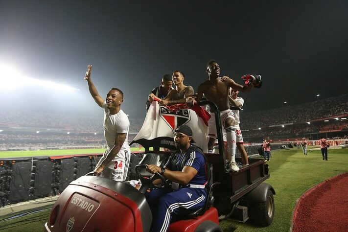 O São Paulo chegou à sua 18ª final continental após se classificar diante do Atlético-GO na semifinal da Copa Sul-Americana. O Tricolor é o recordista brasileiro em finais de competições da América do Sul. E a caminho de Córdoba para o duelo com os equatorianos do Independiente del Valle, relembre todas as outras 17 vezes que o clube do Morumbi decidiu uma competição continental. (por Rafael Ribeiro)