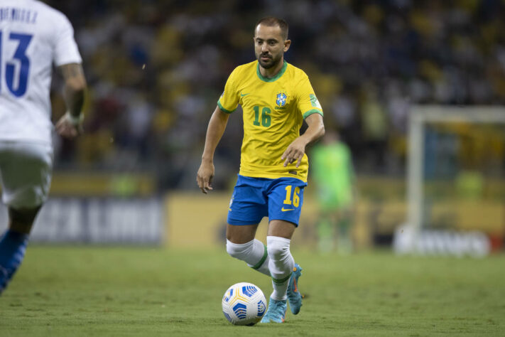 Everton Ribeiro - Posição: meio-campista - Seleção: Brasileira - Clube onde joga: Flamengo