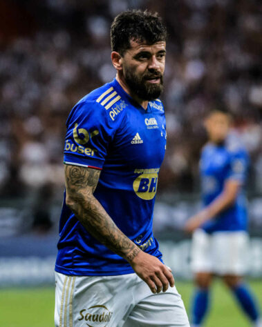 FECHADO - O Cruzeiro anunciou a saída do volante Fernando Canesin. A Raposa agradeceu a contribuição do jogador, que fez 23 partidas pelo clube.