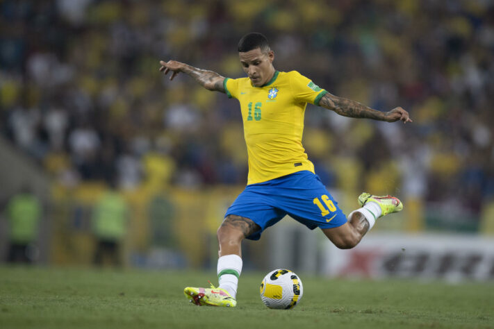 FORA DA COPA - Guilherme Arana - Seleção Brasileira (jogador do Atlético-MG) - Em partida contra o Red Bull Bragantino, o lateral sofreu uma grave lesão no joelho e sua recuperação total só é prevista para o ano que vem.