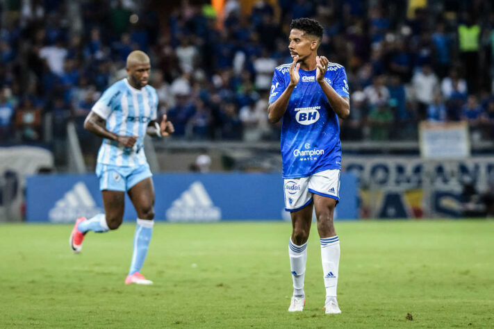 ESFRIOU - O volante Willian Oliveira revelou que tem futuro incerto no Cruzeiro: "Não sei se permaneço aqui (no Cruzeiro), mas desde já, eu agradeço pelo reconhecimento. Não só comigo, mas com todos os jogadores". Ele pertence ao Ceará e está emprestado ao Cabuloso até o fim desta temporada.