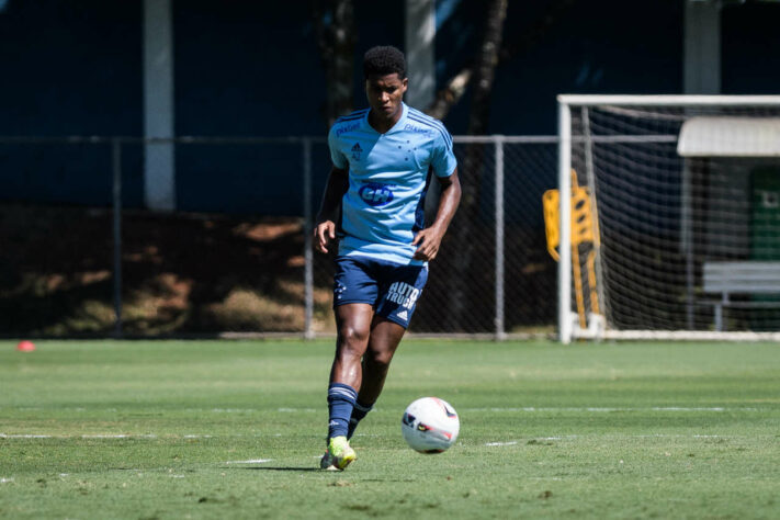 ESQUENTOU - O Cruzeiro está próximo de concluir a negociação de Geovane Jesus, que deve jogar no FC Dallas, dos Estados Unidos. Segundo informação inicialmente divulgada pelo "ge" o atleta deve ter 80% dos seus direitos econômicos vendidos por R$ 7,5 milhões. 