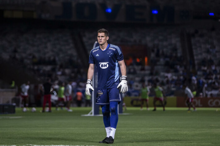 FECHADO - O goleiro Rafael Cabral renovou o contrato com o Cruzeiro até o fim de 2025. Segundo informação divulgada inicialmente pelo "ge", a renovação é automática por cumprimento de metas esportivas.