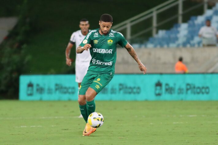 Na última quarta-feira, o Cuiabá comunicou que rescindiu o contrato do atacante André, atualmente com 32 anos. O clube desejou "boa sorte no decorrer da carreira", mas não divulgou o motivo do encerramento do vínculo. André esteve no banco nos últimos sete jogos do Cuiabá, entrando apenas em dois deles. Nesta galeria, veja atletas brasileiros conhecidos que estão sem time atualmente.