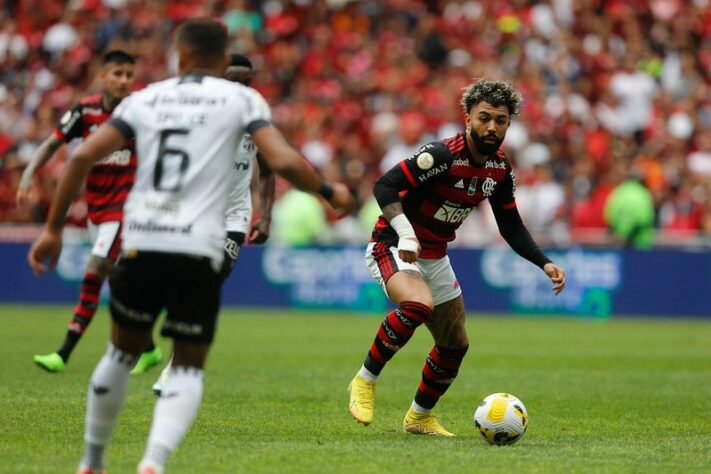 Flamengo e Ceará empataram em 1 a 1 no Maracanã, pela 25ª rodada do Campeonato Brasileiro. O duelo começou morno, mas esquentou no segundo tempo, com a entrada dos titulares rubro-negros. Confira as notas dos jogadores de Flamengo e os pontos positivos e negativos do Ceará! (por Guilherme Xavier)