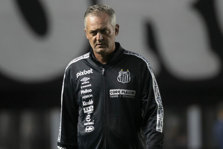 FECHADO - Lisca não é mais o técnico do Santos. O presidente do clube, Andres Rueda, e o treinador anunciaram a decisão, em comum acordo, para o elenco no início da tarde desta segunda-feira e, na sequência, o treinador se despediu pessoalmente dos atletas. Orlando Ribeiro vai assumir a equipe de forma interina. O treinador estava no comando do Sub-20 desde o início do ano. 