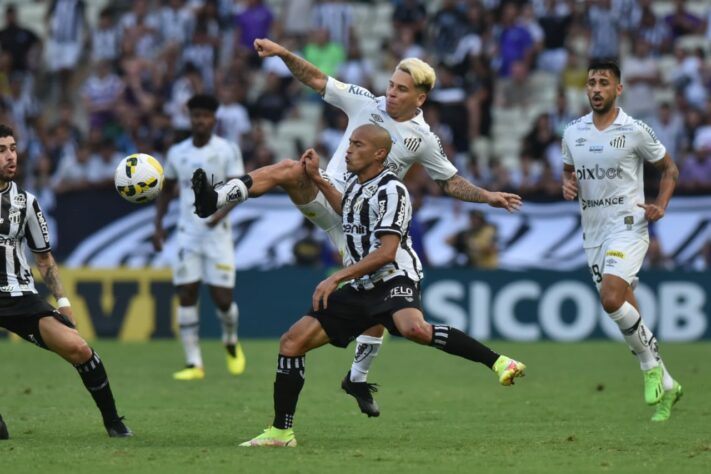 Mais uma vez, o Santos não teve uma boa atuação e perdeu por 2 a 1 para o Ceará na tarde deste sábado, no Castelão, pelo Brasileirão. O zagueiro Eduardo Bauermann falhou feio e comprometeu a equipe, que teve Marcos Leonardo como um dos poucos destaques. Confira as notas do DIÁRIO.