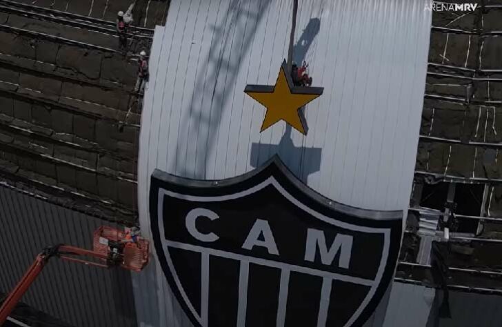 O estádio com o escudo do Galo.