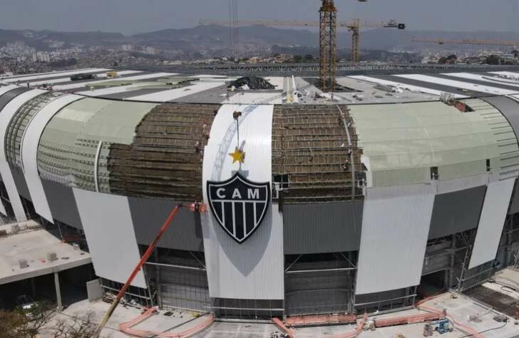 O estádio com o escudo do Galo.