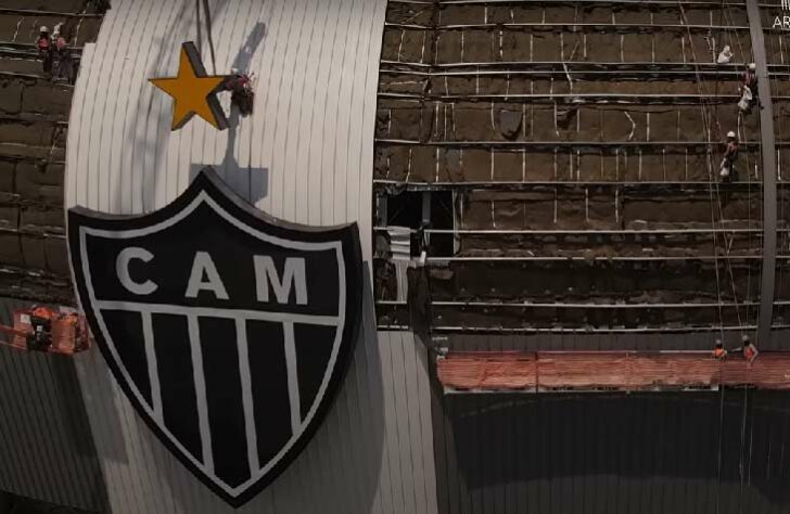 O estádio com o escudo do Galo.