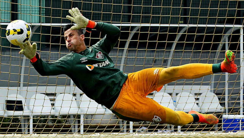 Fábio em ação no treino desta terça-feira. O goleiro foi titular em todas as partidas com Fernando Diniz e é o dono absoluto da posição no Fluminense.