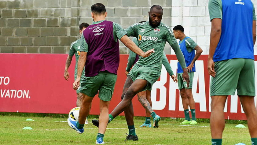 Ao lado de Nino, Diniz deve manter Manoel. O zagueiro tem mostrado o lado artilheiros nos últimos meses e pode ser importante no jogo aéreo ofensivo.