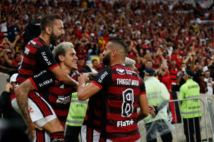 O Flamengo venceu o São Paulo por 1 a 0, no Maracanã, e confirmou a classificação para a grande final da Copa do Brasil. Com show de Arrascaeta e Everton Ribeiro, o Rubro-Negro teve boa atuação ao longo de toda a partida. Veja as notas dos jogadores! Por: Guilherme Xavier