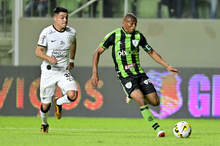 SOBE E DESCE (América-MG) - Sobe: Juninho (foto) e Alê - Os dois meio-campistas dominaram o setor e articularam as principais jogadas do time. Também foram bem na marcação, e Juninho ainda fez gol. / Desce: Henrique Almeida - Do ataque, foi o que esteve mais abaixo, desperdiçando algumas oportunidades de gol.