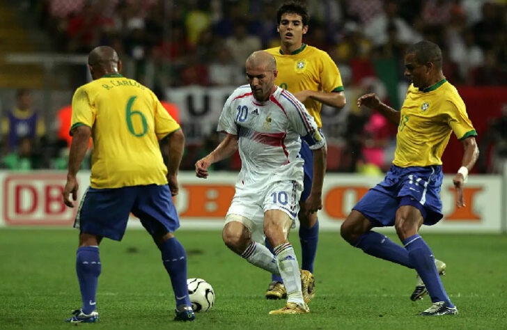 2006 - Brasil 4 x 0 Nova Zelândia - Responsáveis pelos gols brasileiros: Ronaldo, Adriano, Kaká e Juninho Pernambucano