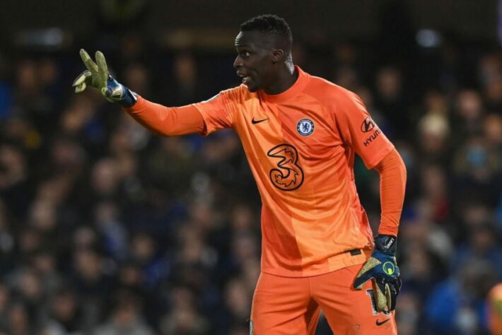 Édouard Mendy - O goleiro senegalês é mais um jogador que pode sair do Chelsea e ter a Arábia Saudita como destino. De acordo com informações do jornalista italiano Fabrizio Romano, o arqueiro já acertou um acordo verbal com o Al-Ahli para vestir a camisa vermelha até 2026.