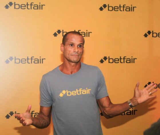 "O Flamengo venceu o Vélez Sarsfield com um hat-trick do Pedro, e olhando ao que o atacante brasileiro vem fazendo, eu penso que ele está com grandes chances de ser chamado para a Copa do Mundo", disse Rivaldo em entrevista à Betfair, no dia primeiro de setembro. Depois, o campeão do mundo complementou. "Eu acredito que nesse momento o Tite já tem o Pedro na frente do Gabigol na lista de possíveis convocados para a Copa. Vejo o Tite precisando mais de um centroavante com as características do Pedro do que propriamente de um atacante como o Gabigol, que se aproxima mais de um Gabriel Jesus ou de um Richarlison".