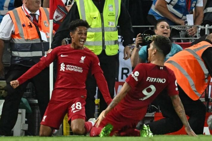 ESQUENTOU - Apesar das muitas propostas de empréstimo, o atacante Fabio Carvalho não deixará o Liverpool. Segundo a "Sky Sports", o técnico Jurgen Klopp quer desenvolver o português na própria equipe.