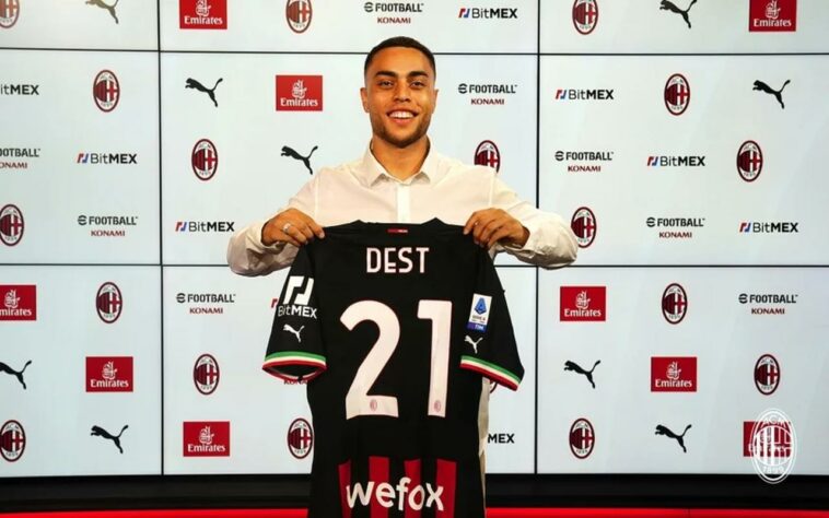 FECHADO - O Milan anunciou nesta quinta-feira, data de encerramento da janela de transferências no Velho Continente, a contratação do lateral-direito Sergiño Dest, de 21 anos. O jogador estava no Barcelona antes de assinar com o time rubro-negro.