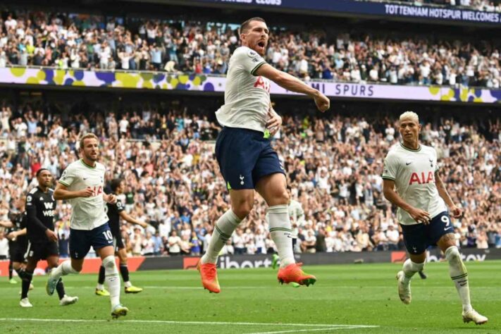 Tottenham (Inglaterra) - classificado com 11 pontos no grupo D, enfrentando Eintracht Frankfurt (Alemanha), Sporting (Portugal) e Olympique de Marselha (França)