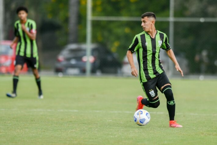 FECHADO - O América-MG anunciou a saída do meio-campista Igor Henrique, de 18 anos, para o Metalist, da Ucrânia. O jogador sai sem custos para o clube europeu, mas ainda terá 30% de seus direitos econômicos retidos pelo Coelho.