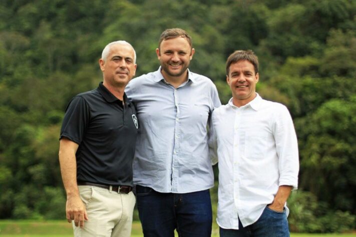 FECHADO - O Botafogo segue se reforçando fora de campo. O clube, que já vive o período com a maior equipe de mercado e scouting de sua história, agora foca as atenções para a base. O Alvinegro apresentou João Costa como novo coordenador metodológico. O português será responsável por guiar o clube para tentar criar uma linguagem única de jogo entre os times de base e a categoria profissional.