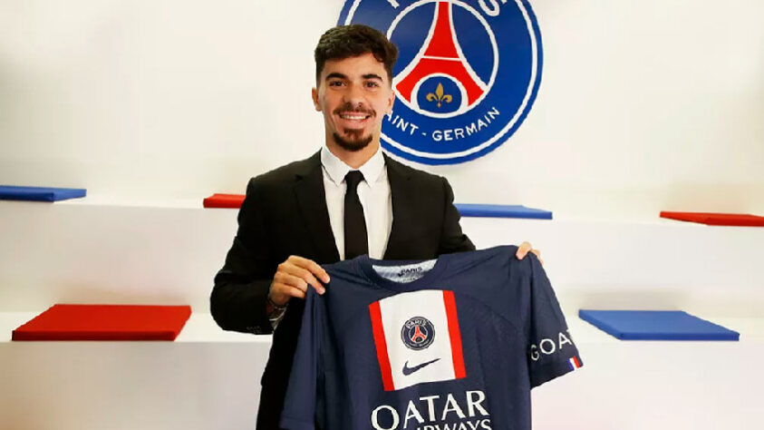 7º lugar - Paris Saint-Germain (França): 147,5 milhões de euros (R$ 769,9 milhões) - Vitinha [foto] (meia - 22 anos - comprado junto ao Porto por 41,5 milhões de euros [R$ 216,6 milhões]); Nuno Mendes (lateral-esquerdo - 20 anos - comprado junto ao Sporting por 38 milhões de euros [R$ 198,3 milhões]); Fabián Ruiz (meia - 26 anos - comprado junto ao Napoli por 23 milhões de euros [R$ 120 milhões]); Carlos Soler (meia - 25 anos - comprado junto ao Valência por 18 milhões de euros [R$ 93,9 milhões]); Renato Sanches (volante - 24 anos - comprado junto ao Lille por 15 milhões de euros [R$ 78,3 milhões]); Nordi Mukiele (lateral-direito - 24 anos - comprado junto ao RB Leipzig por 12 milhões de euros [R$ 62,6 milhões]); Hugo Ekitiké (atacante - 20 anos - emprestado pelo Reims)