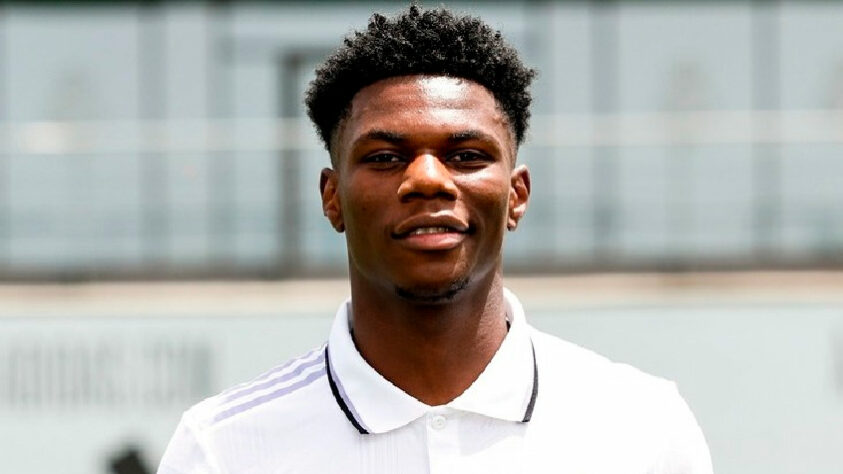 11º - Aurélien Tchouameni (FRA) - volante do Real Madrid - 22 anos - valor de mercado: 80 milhões de euros (aproximadamente R$ 400 milhões)