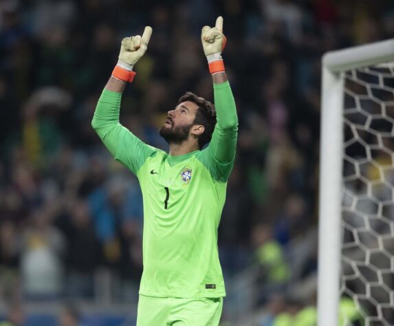 Alisson (Liverpool-ING) - NA MÉDIA - Titular absoluto, goleiro não comprometeu, mas também foi pouco exigido. Segue com prestígio e será o titular na Copa do Mundo.