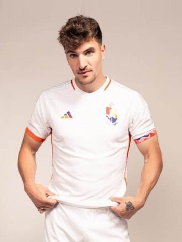 Bélgica (grupo F): camisa 2 / fornecedora: Adidas