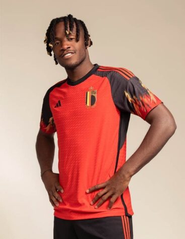 8º lugar -BÉLGICA (produzido pela Adidas) - Nota 3/ A publicação definitivamente não gostou do uniforme. De acordo com o veículo, a camisa parece de um festival de Rock dos anos 2000.