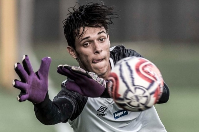 FECHADO - O Santos oficializou a renovação do goleiro Breno, de 21 anos, até 31 de outubro de 2024. O vínculo atual iria até 31 de outubro de 2022 e, a princípio, não seria renovado, fato que foi confirmado pelo seu empresário. Recentemente, a situação mudou.