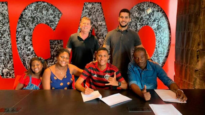 Na mesma época, o clube belga também acertou a contratação do lateral-esquerdo Caio Roque, mas por 1,5 milhão de euros. O Flamengo, em seu balanço, confirmou a transferência e a arrecadação de R$ 9,9 milhões.