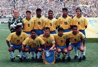 1994 - Brasil 4 x 0 El Salvador - Responsáveis pelos gols brasileiros: Romário, Bebeto, Zinho e Raí