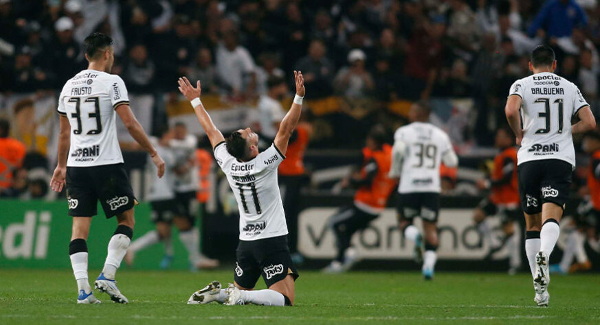 Giuliano - Meia - 77 jogos pelo Corinthians