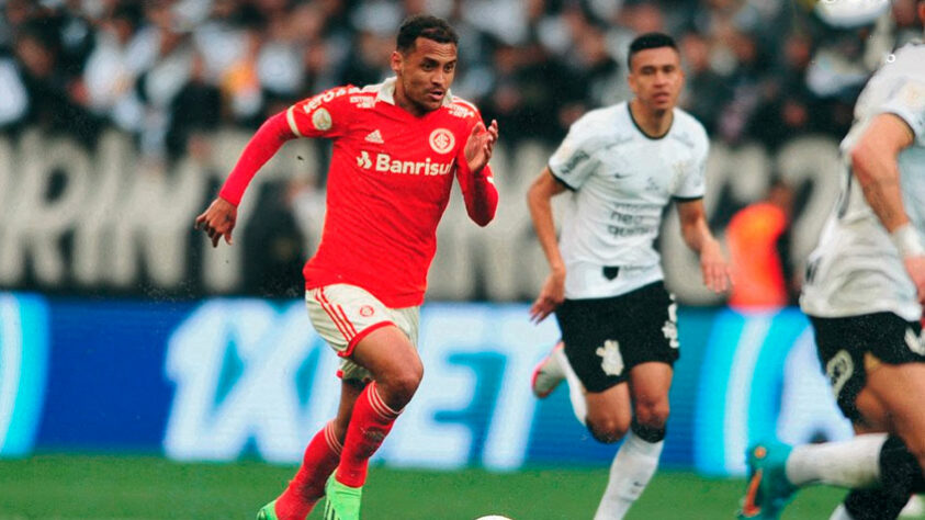 INTERNACIONAL - Sobe: ALAN PATRICK - foi o grande nome do meio-campo do Internacional, deu boa dinâmica no setor e foi coroado por um golaço que garantiu o empate em 2 a 2, no fim da partida // desce: DANIEL - falhou no segundo gol do Corinthians e também vacilou em algumas saídas de gol. 